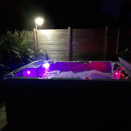 Chambre Au Nuit Etoile Et Jacuzzi Prive Bed & Breakfast Pleuven Екстериор снимка